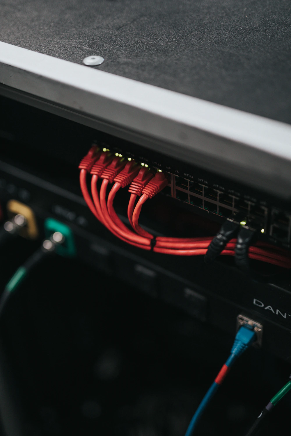 Vista em perspectiva de um corredor de servidores em data center
