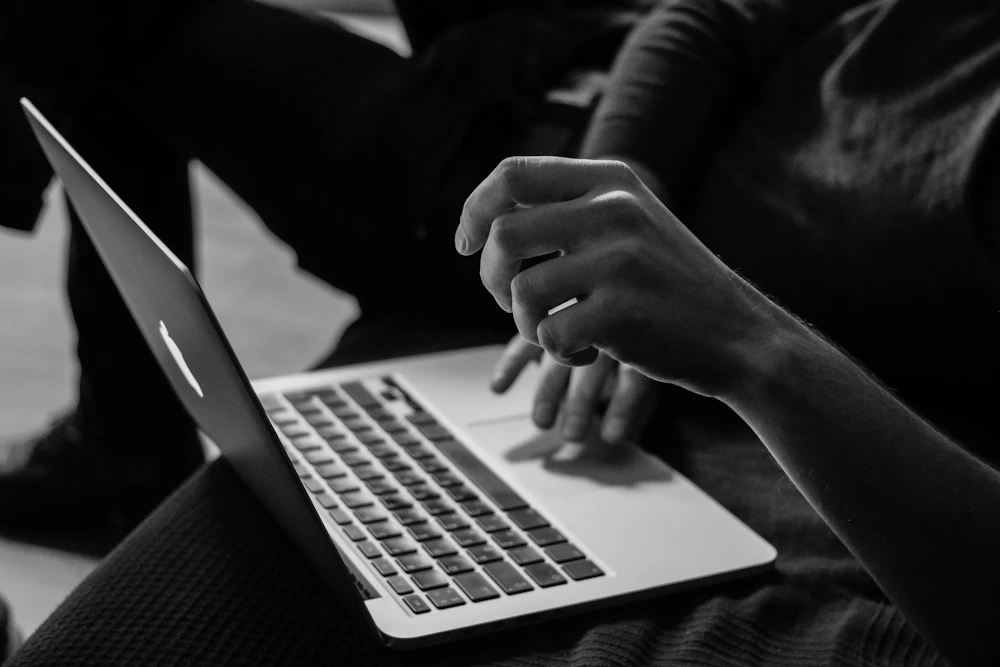 Estrutura arquitetônica com linhas simétricas vista de baixo