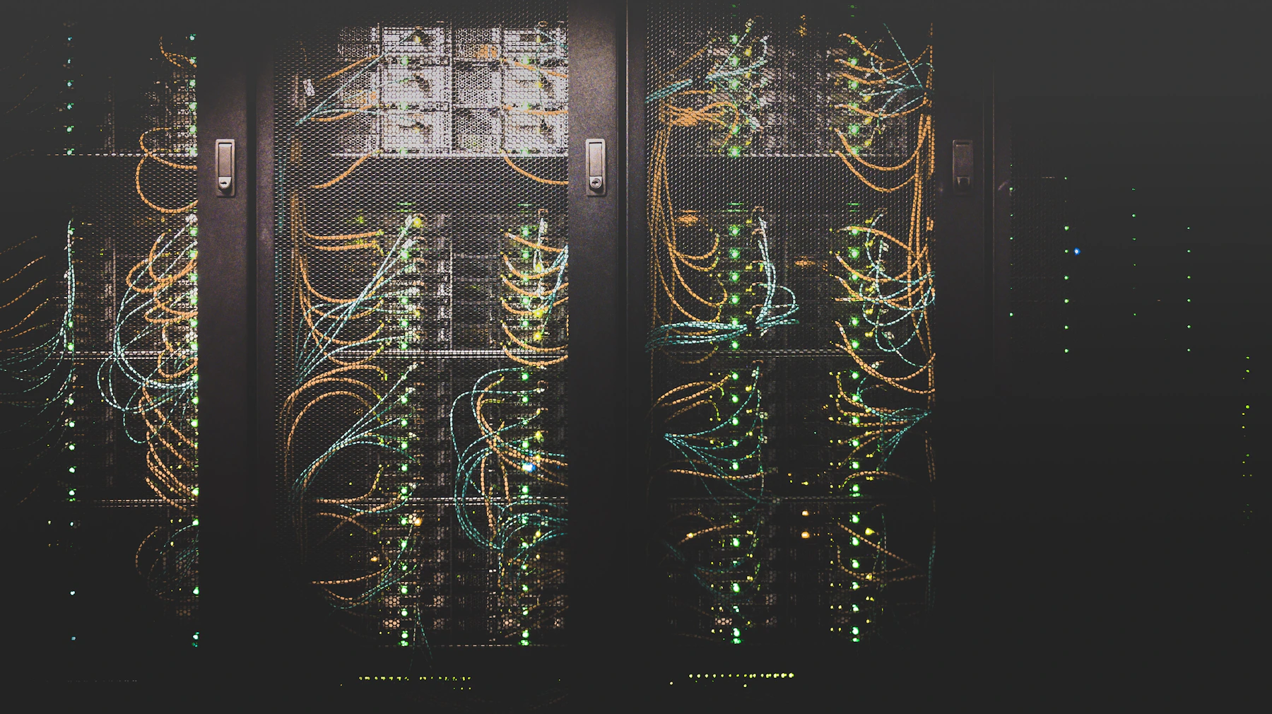 Corredor de data center com racks de servidores iluminados em azul